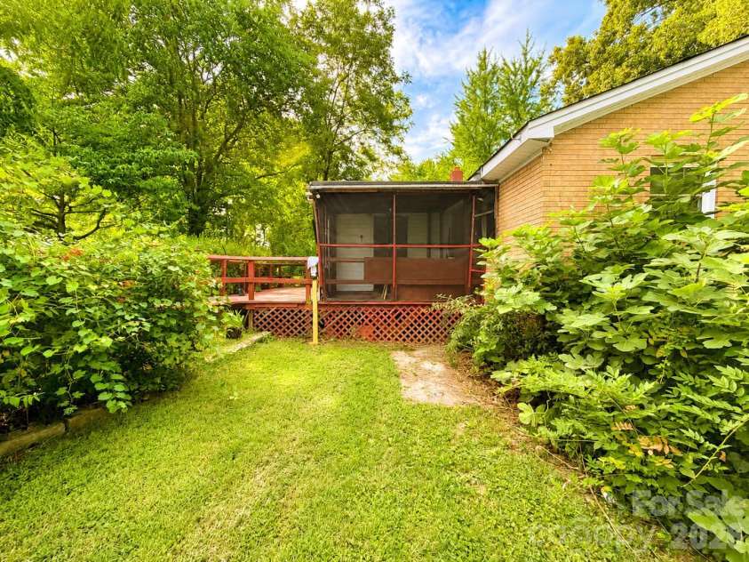 128 Hilltop Drive, Gastonia, NC 28054.  MLS# CAR4405810, YatesRealty ID 38958. 