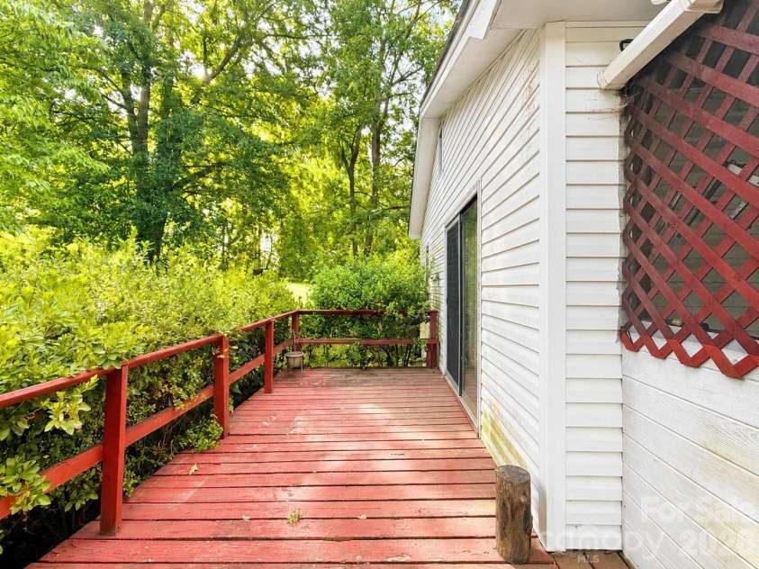 128 Hilltop Drive, Gastonia, NC 28054.  MLS# CAR4405810, YatesRealty ID 38958. 