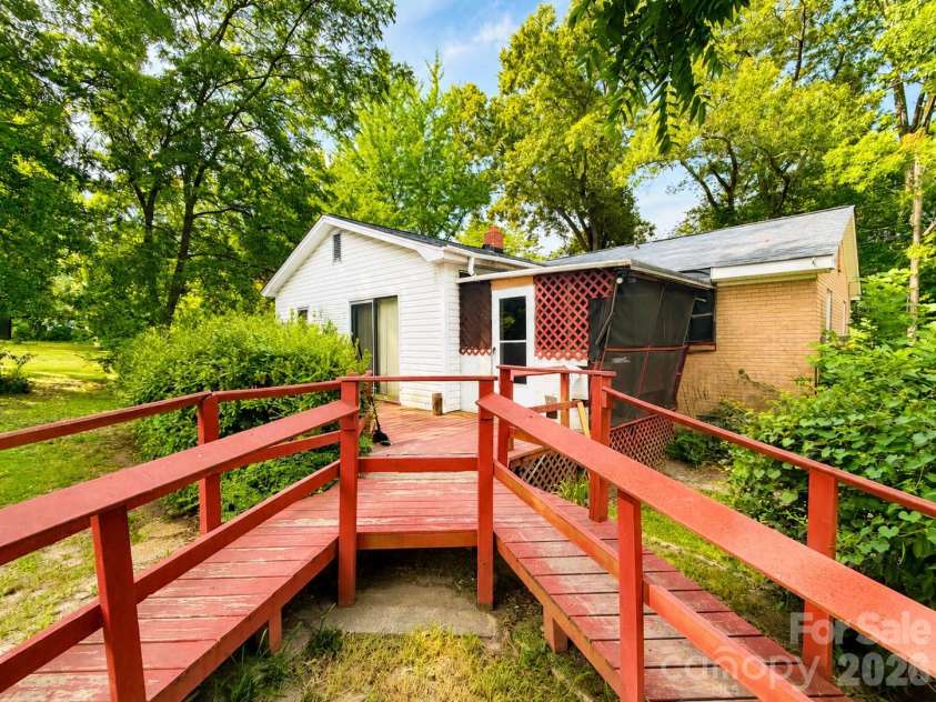 128 Hilltop Drive, Gastonia, NC 28054.  MLS# CAR4405810, YatesRealty ID 38958. 