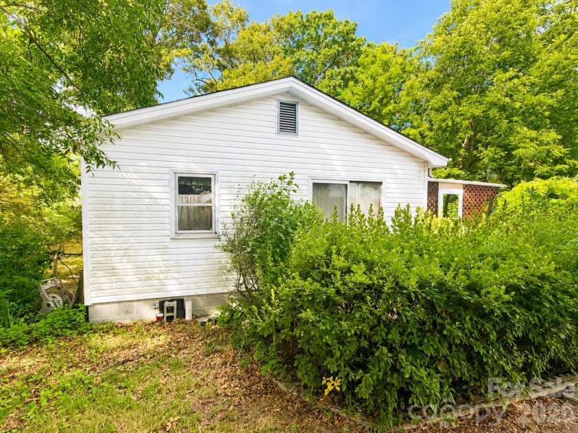 128 Hilltop Drive, Gastonia, NC 28054.  MLS# CAR4405810, YatesRealty ID 38958. 
