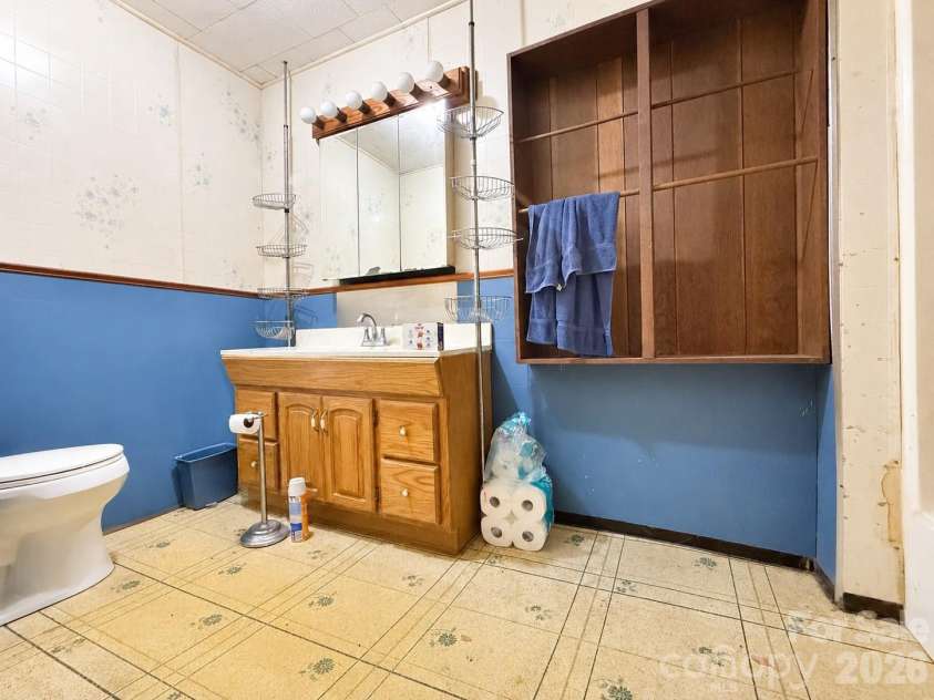 128 Hilltop Drive, Gastonia, NC 28054.  MLS# CAR4405810, YatesRealty ID 38958. 