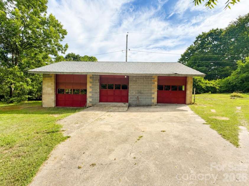 128 Hilltop Drive, Gastonia, NC 28054.  MLS# CAR4405810, YatesRealty ID 38958. 