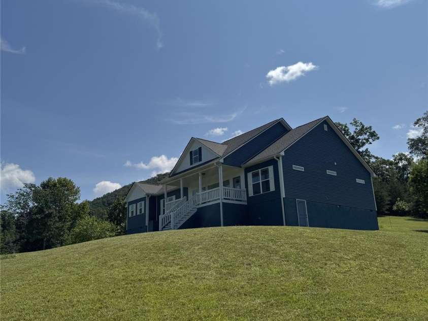 133 Sunset Mountain Trail, Franklin, NC 28734.  MLS# CAR4398666, YatesRealty ID 38961. 