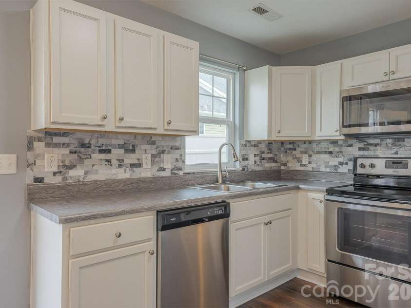 202 Stoney Point Way, Candler, NC 28715.  MLS# CAR4406460, YatesRealty ID 38965. 