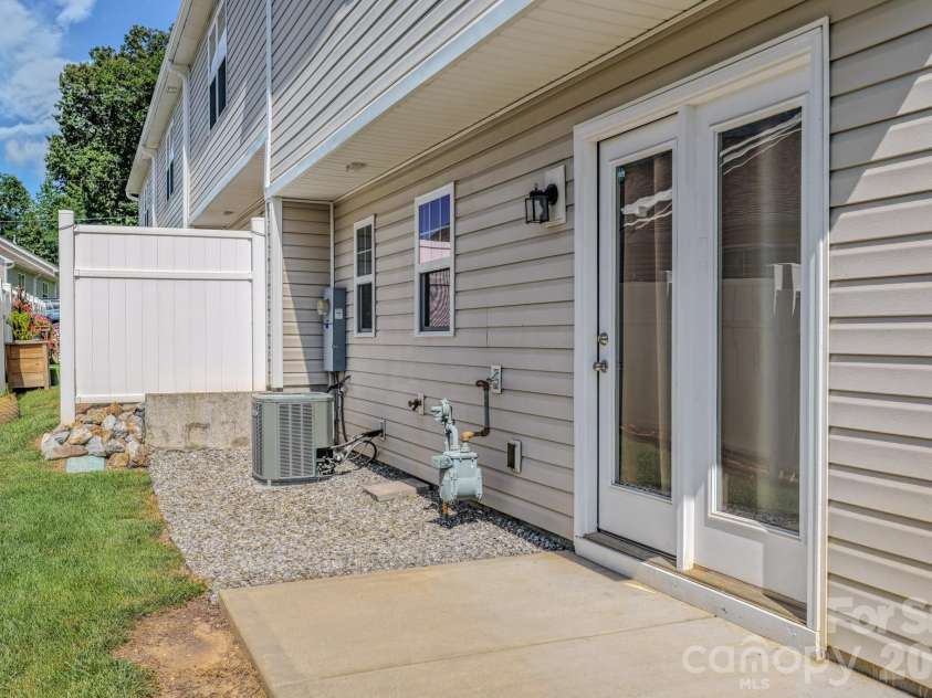 202 Stoney Point Way, Candler, NC 28715.  MLS# CAR4406460, YatesRealty ID 38965. 