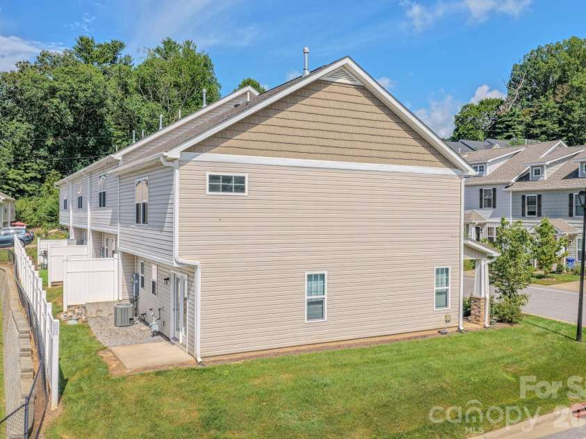 202 Stoney Point Way, Candler, NC 28715.  MLS# CAR4406460, YatesRealty ID 38965. 