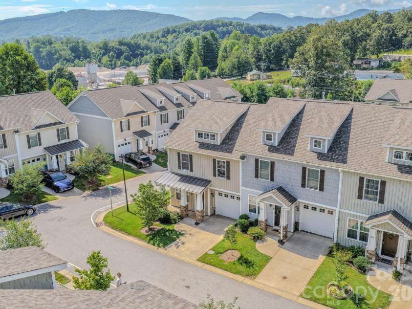 202 Stoney Point Way, Candler, NC 28715.  MLS# CAR4406460, YatesRealty ID 38965. 