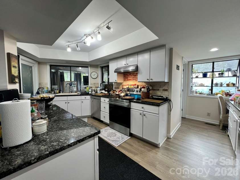 200 Foxlair Court, Matthews, NC 28105.  MLS# CAR4405914, YatesRealty ID 38966. 