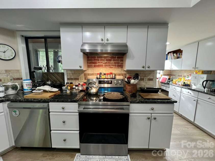 200 Foxlair Court, Matthews, NC 28105.  MLS# CAR4405914, YatesRealty ID 38966. 