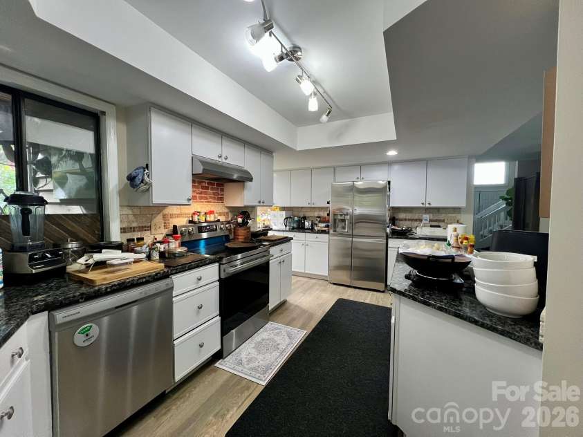 200 Foxlair Court, Matthews, NC 28105.  MLS# CAR4405914, YatesRealty ID 38966. 