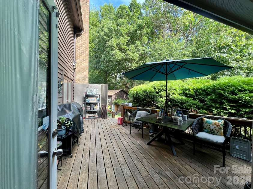 200 Foxlair Court, Matthews, NC 28105.  MLS# CAR4405914, YatesRealty ID 38966. 