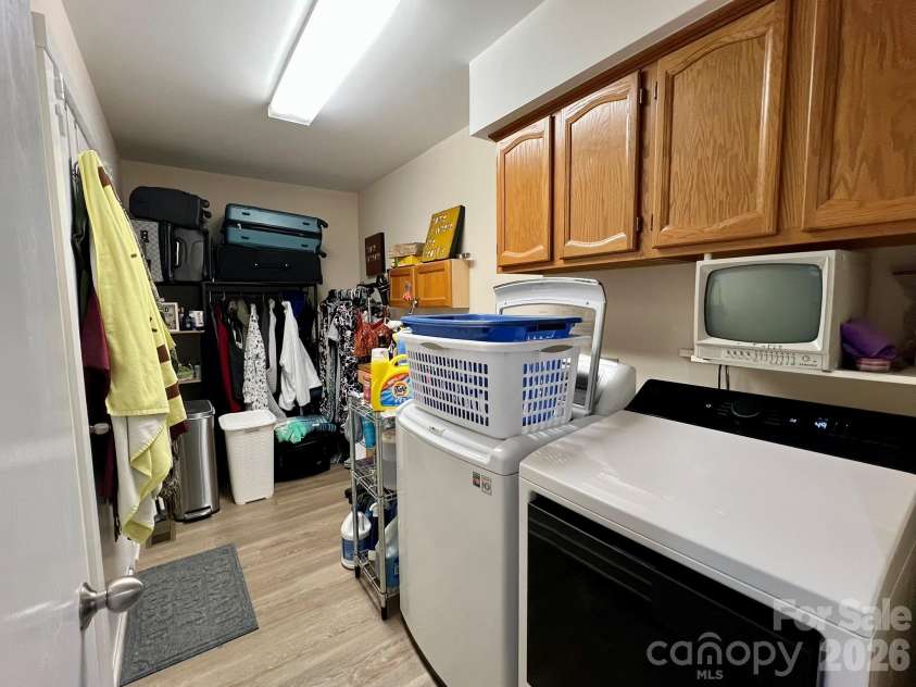 200 Foxlair Court, Matthews, NC 28105.  MLS# CAR4405914, YatesRealty ID 38966. 