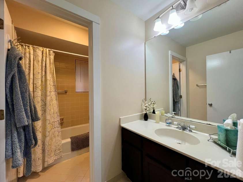 200 Foxlair Court, Matthews, NC 28105.  MLS# CAR4405914, YatesRealty ID 38966. Full Bath 2