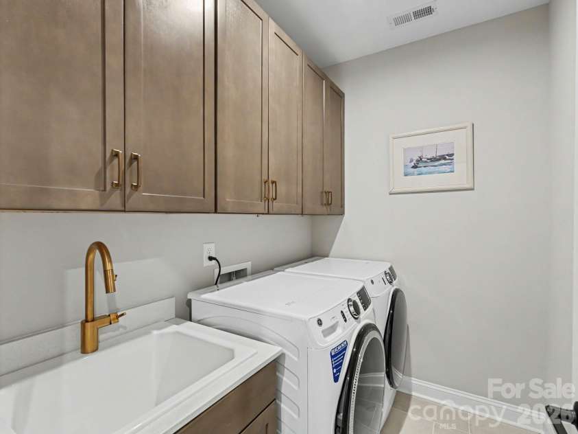 2523 Deacon Avenue, Charlotte, NC 28204.  MLS# CAR4402288, YatesRealty ID 38967. 