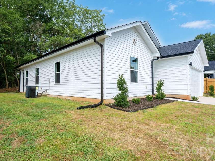 221 Ann Street, Concord, NC 28025.  MLS# CAR4406571, YatesRealty ID 38973. 