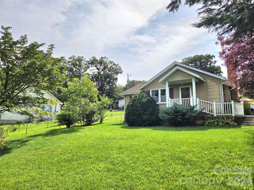 201 Stafford Street, Black Mountain, NC 28711.  MLS# CAR4404572, YatesRealty ID 38974. 