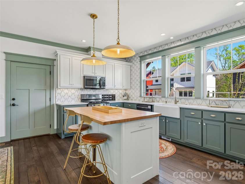 55 Acona Lane, Asheville, NC 28803.  MLS# CAR4368866, YatesRealty ID 38976. 