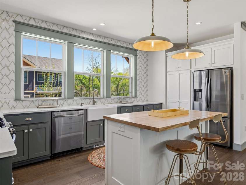 55 Acona Lane, Asheville, NC 28803.  MLS# CAR4368866, YatesRealty ID 38976. 