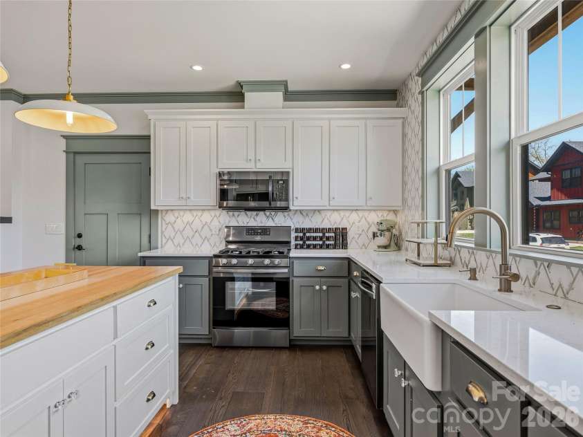 55 Acona Lane, Asheville, NC 28803.  MLS# CAR4368866, YatesRealty ID 38976. 