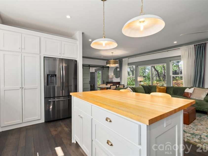 55 Acona Lane, Asheville, NC 28803.  MLS# CAR4421383, YatesRealty ID 38976. 