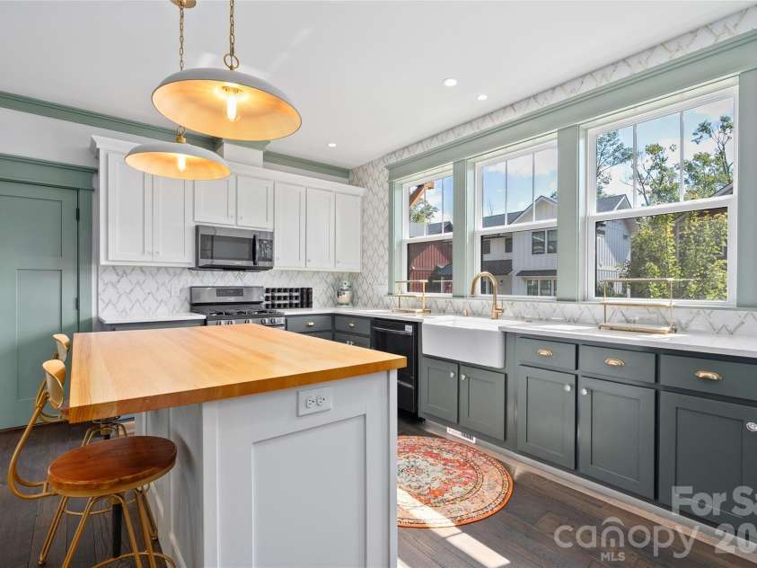 55 Acona Lane, Asheville, NC 28803.  MLS# CAR4421383, YatesRealty ID 38976. 