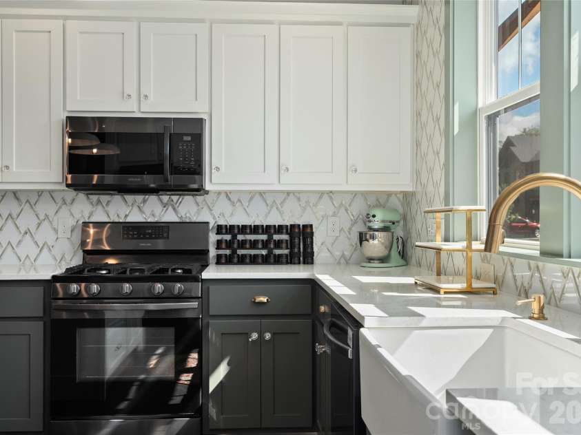 55 Acona Lane, Asheville, NC 28803.  MLS# CAR4421383, YatesRealty ID 38976. 