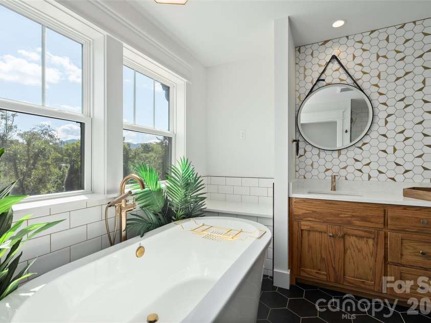55 Acona Lane, Asheville, NC 28803.  MLS# CAR4421383, YatesRealty ID 38976. 