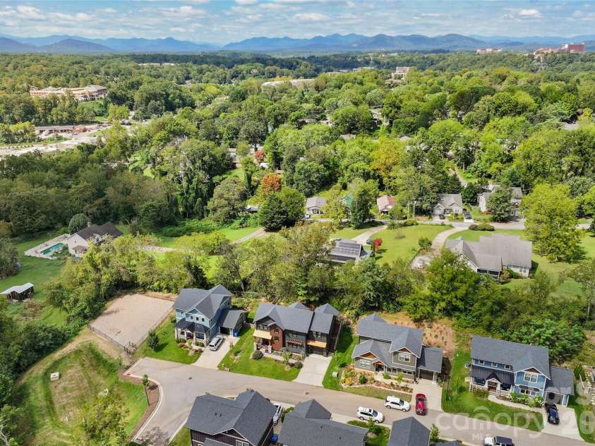 55 Acona Lane, Asheville, NC 28803.  MLS# CAR4421383, YatesRealty ID 38976. 