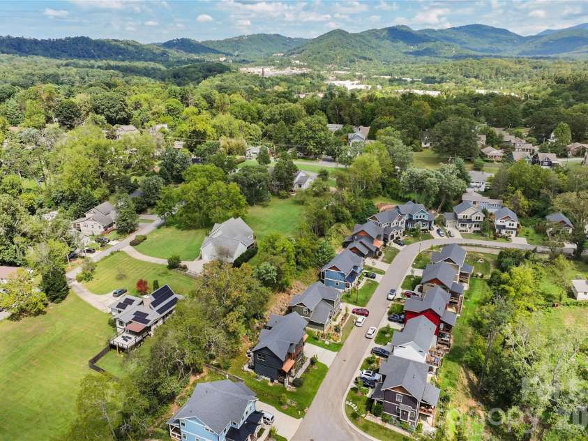 55 Acona Lane, Asheville, NC 28803.  MLS# CAR4421383, YatesRealty ID 38976. 