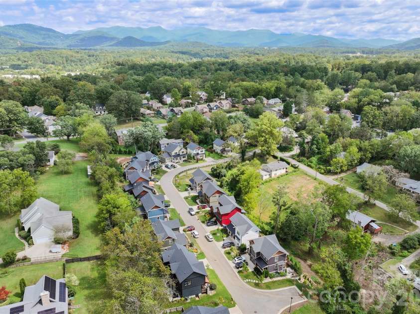 55 Acona Lane, Asheville, NC 28803.  MLS# CAR4421383, YatesRealty ID 38976. 