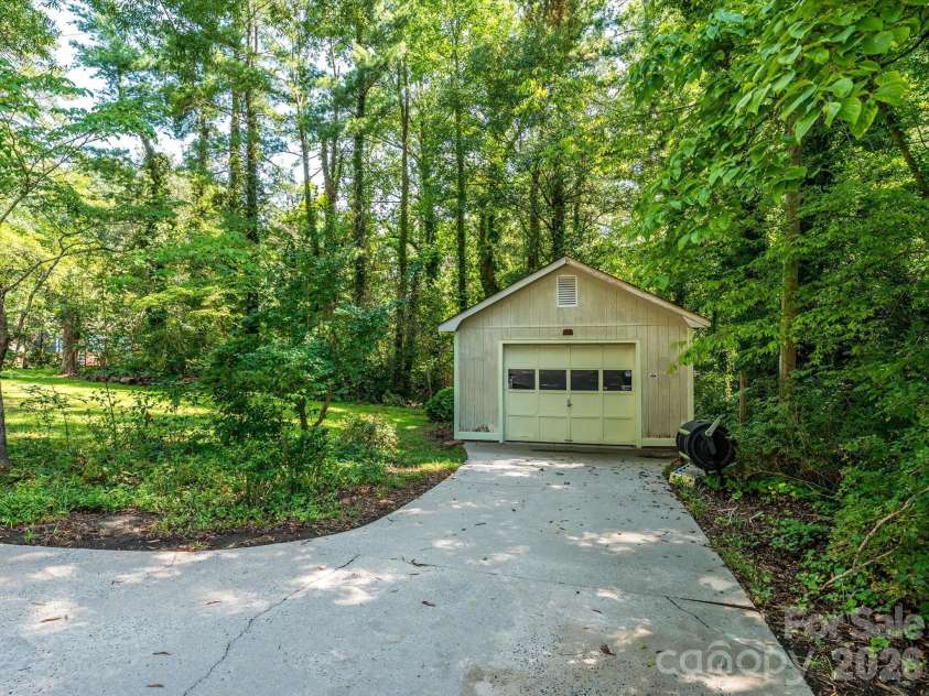 688 Grandview Drive, Concord, NC 28025.  MLS# CAR4405819, YatesRealty ID 38977. 