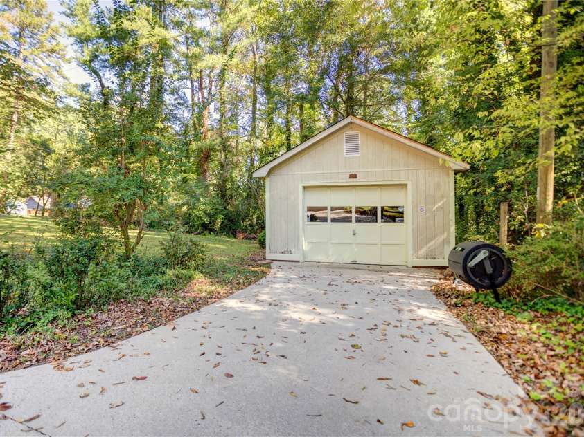 688 Grandview Drive, Concord, NC 28025.  MLS# CAR4433877, YatesRealty ID 38977. Detached Garage/Workshop