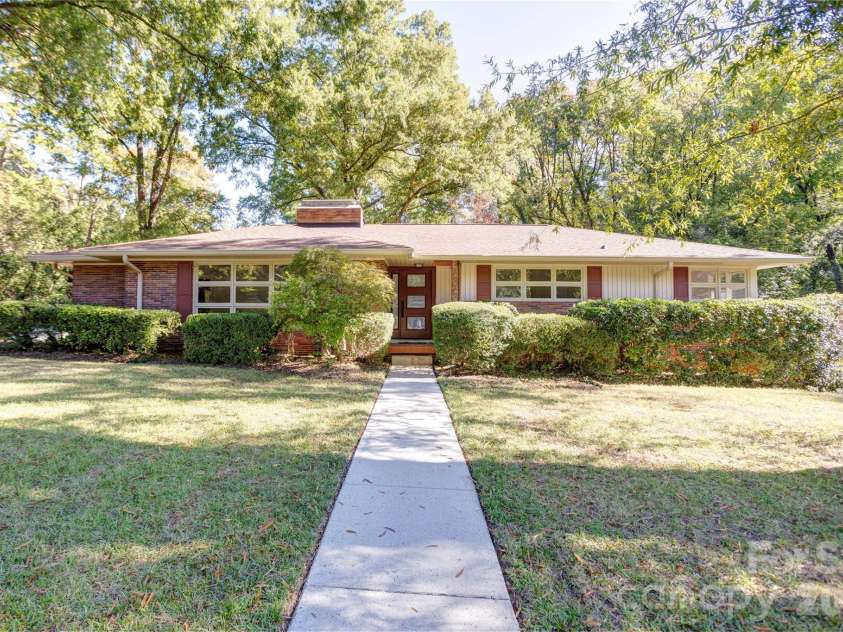 688 Grandview Drive, Concord, NC 28025.  MLS# CAR4433877, YatesRealty ID 38977. Welcome to 688 Grandview!