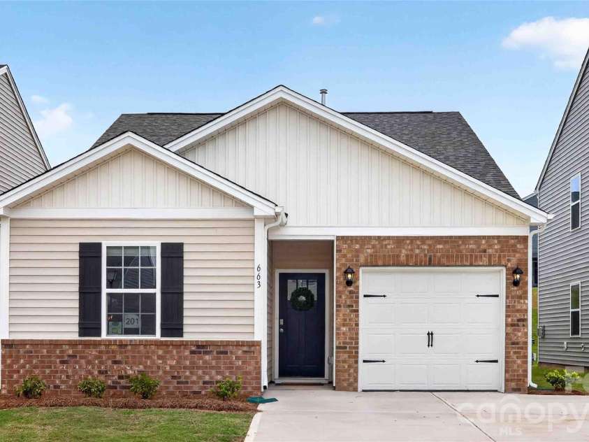 663 13th Avenue Drive, Hickory, NC 28601.  MLS# CAR4366548, YatesRealty ID 38979. 