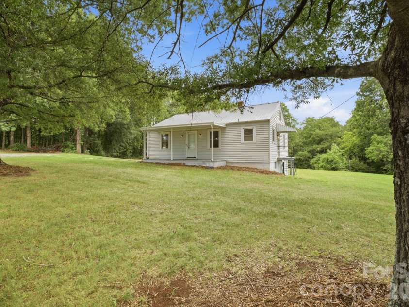825 21st Street Drive, Hickory, NC 28602.  MLS# CAR4406042, YatesRealty ID 38980. 