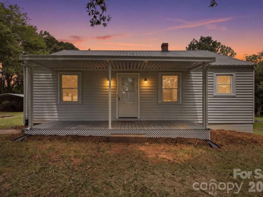 825 21st Street Drive, Hickory, NC 28602.  MLS# CAR4406042, YatesRealty ID 38980. 