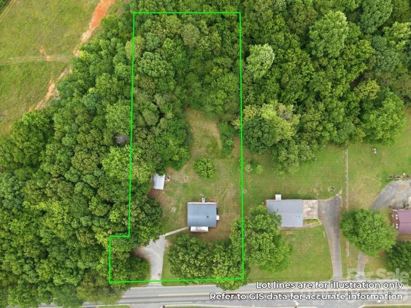 825 21st Street Drive, Hickory, NC 28602.  MLS# CAR4406042, YatesRealty ID 38980. 