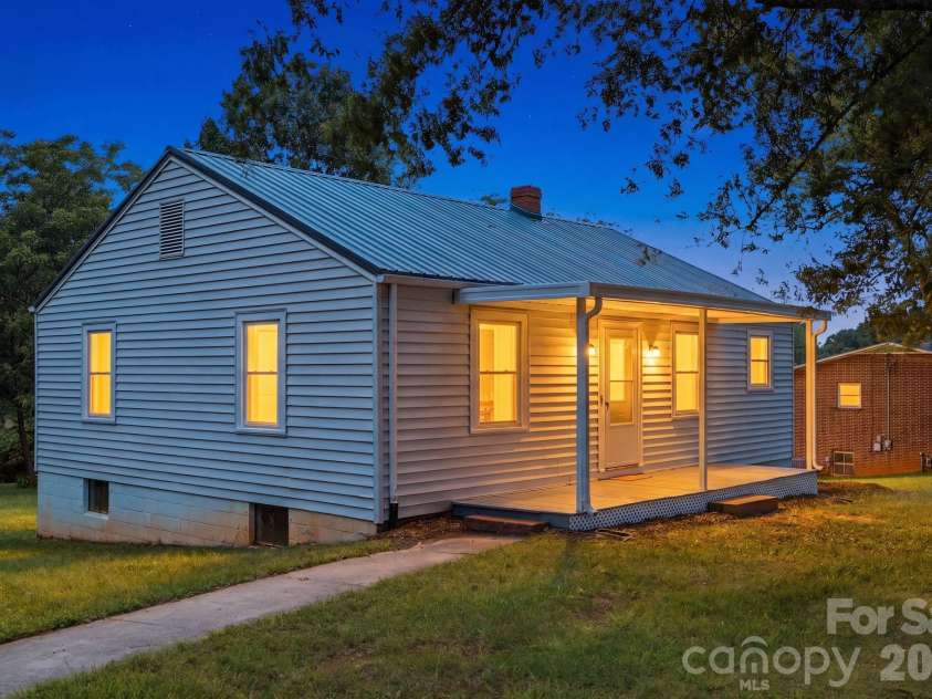 825 21st Street Drive, Hickory, NC 28602.  MLS# CAR4406042, YatesRealty ID 38980. 