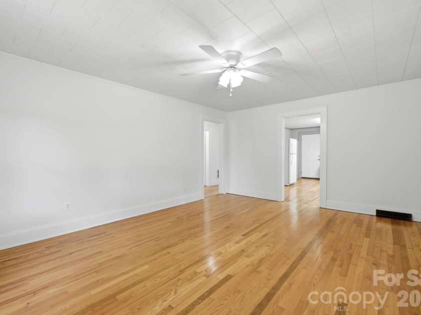 825 21st Street Drive, Hickory, NC 28602.  MLS# CAR4406042, YatesRealty ID 38980. 