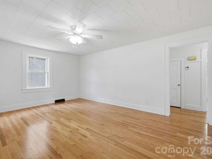 825 21st Street Drive, Hickory, NC 28602.  MLS# CAR4406042, YatesRealty ID 38980. 