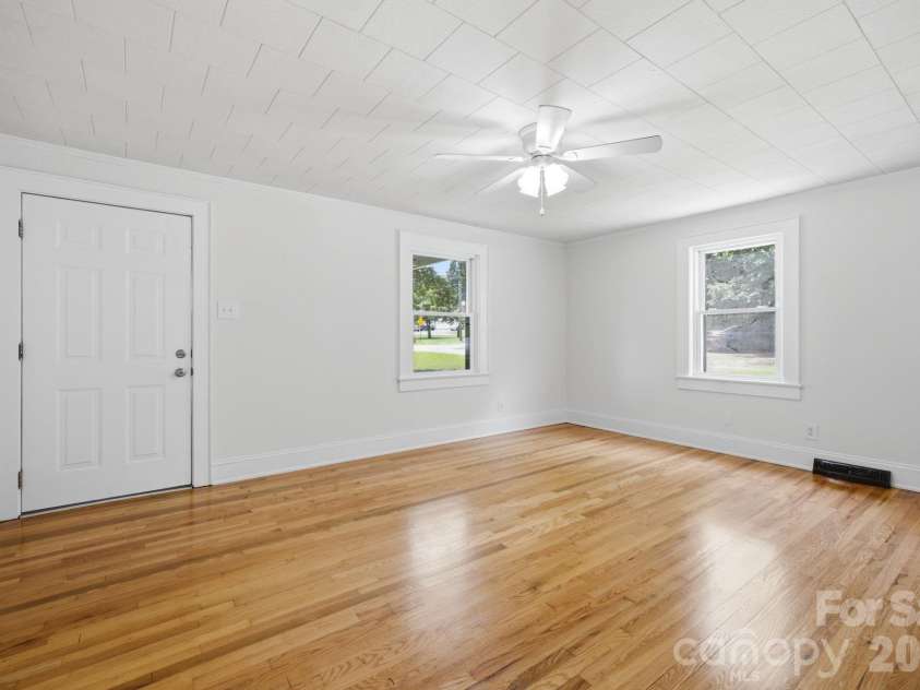 825 21st Street Drive, Hickory, NC 28602.  MLS# CAR4406042, YatesRealty ID 38980. 