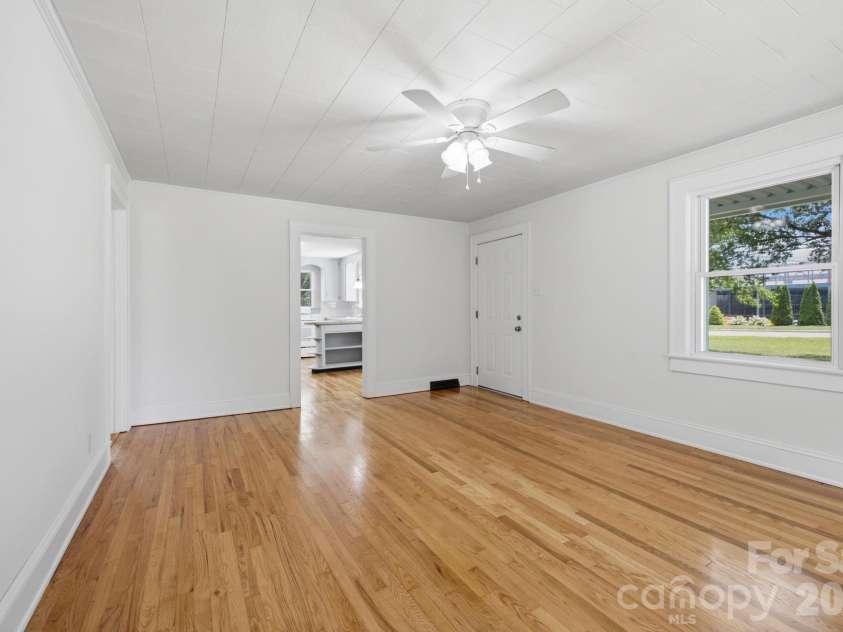 825 21st Street Drive, Hickory, NC 28602.  MLS# CAR4406042, YatesRealty ID 38980. 