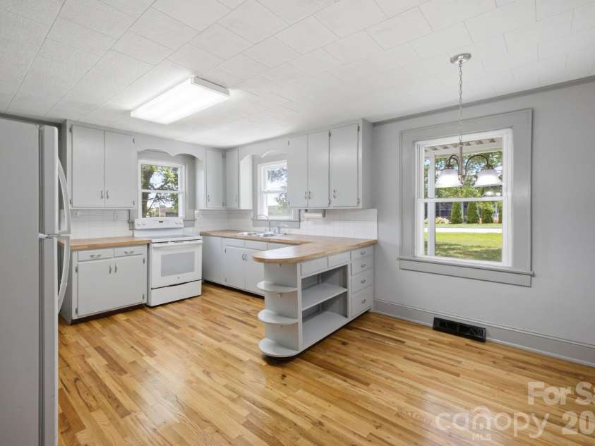 825 21st Street Drive, Hickory, NC 28602.  MLS# CAR4406042, YatesRealty ID 38980. 