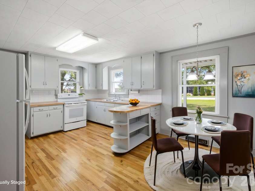 825 21st Street Drive, Hickory, NC 28602.  MLS# CAR4406042, YatesRealty ID 38980. 