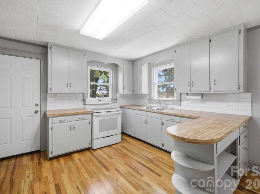 825 21st Street Drive, Hickory, NC 28602.  MLS# CAR4406042, YatesRealty ID 38980. 