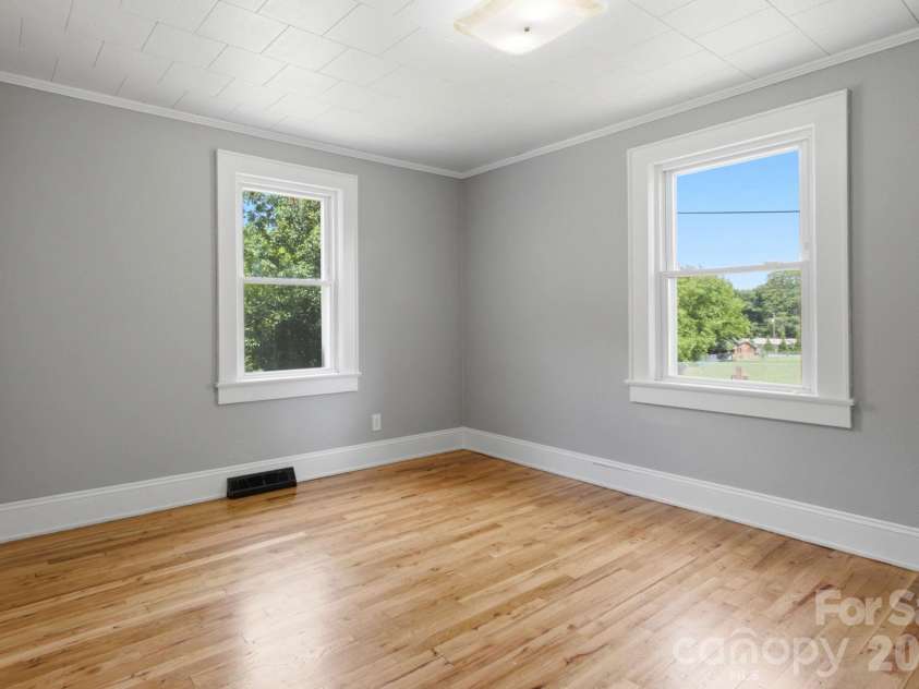 825 21st Street Drive, Hickory, NC 28602.  MLS# CAR4406042, YatesRealty ID 38980. 