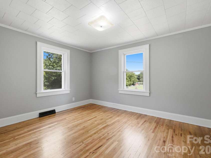 825 21st Street Drive, Hickory, NC 28602.  MLS# CAR4406042, YatesRealty ID 38980. 