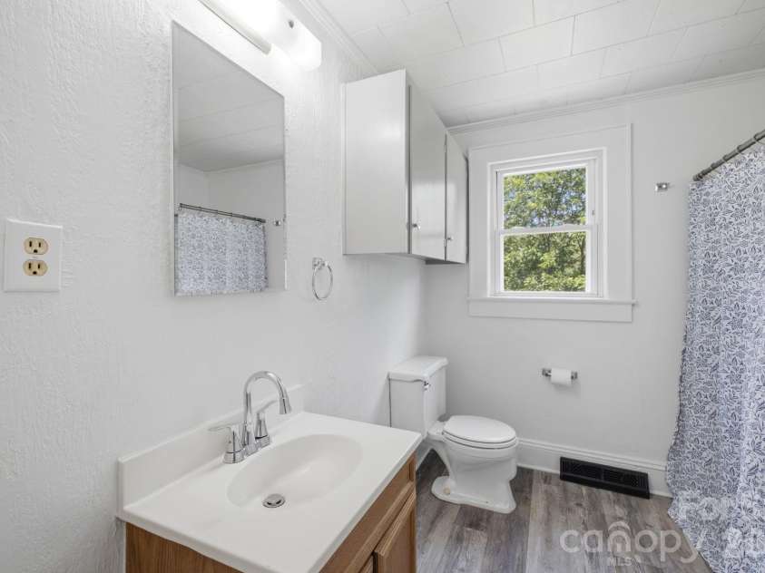 825 21st Street Drive, Hickory, NC 28602.  MLS# CAR4406042, YatesRealty ID 38980. 