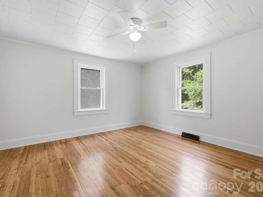 825 21st Street Drive, Hickory, NC 28602.  MLS# CAR4406042, YatesRealty ID 38980. 