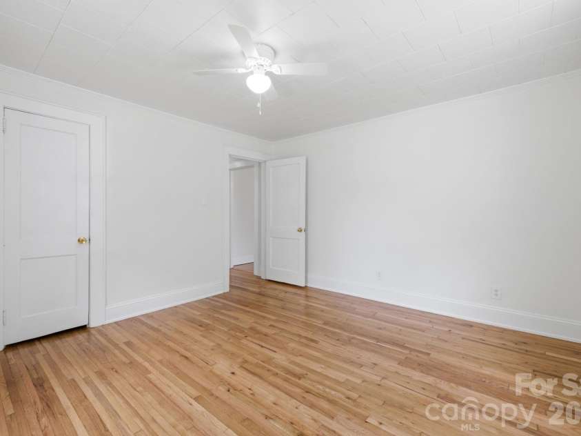 825 21st Street Drive, Hickory, NC 28602.  MLS# CAR4406042, YatesRealty ID 38980. 